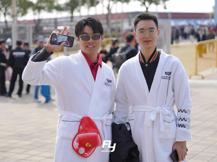 kaiyun-商贸区现浴袍车迷持手牌为F1中国大奖赛助威_新浪新闻